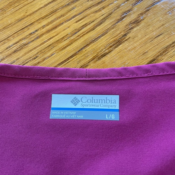 Columbia wine color long sleeve top. Back has flaps. Size Large. - Picture 2 of 14